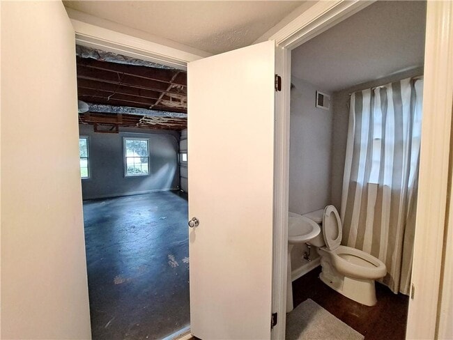 Building Photo - 844 Chandler Dr SW