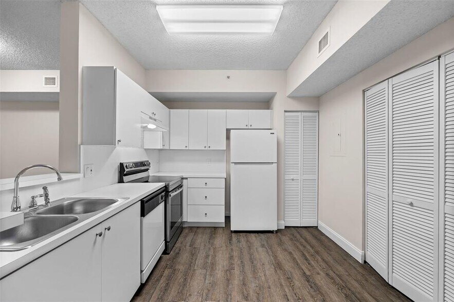 Building Photo - 6976 SW 39th St