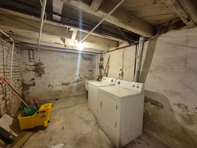 Building Photo - 416 Daly St