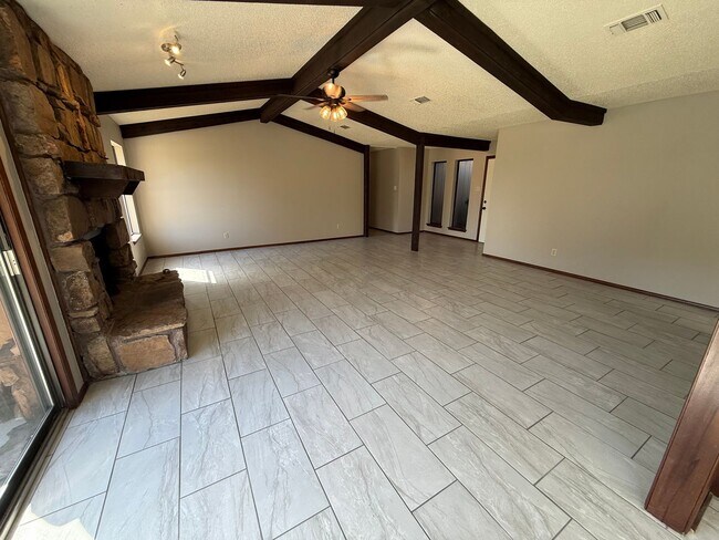 Building Photo - 3 Bed 2 Bath Duplex with 2 Car Garage.  Gas Heat & Hot Water.  Yard Care Included.