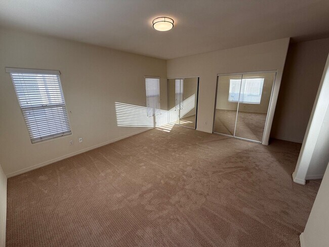 Building Photo - 1446 Holly Ave