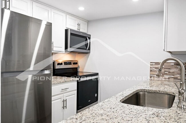 Building Photo - Charming Condo with Washer/Dryer and Mount...