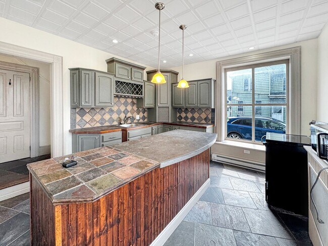 Building Photo - 144 Bloom St