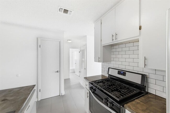 Building Photo - 3408 Dolphin Dr