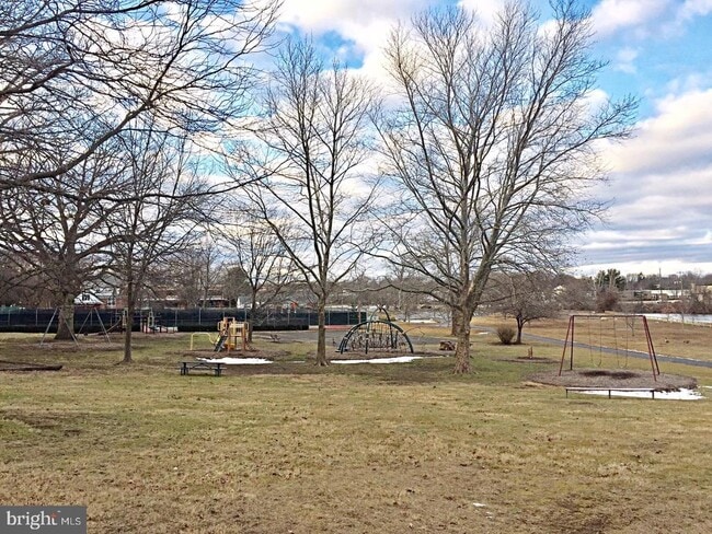 Building Photo - 721 Mayflower Ave