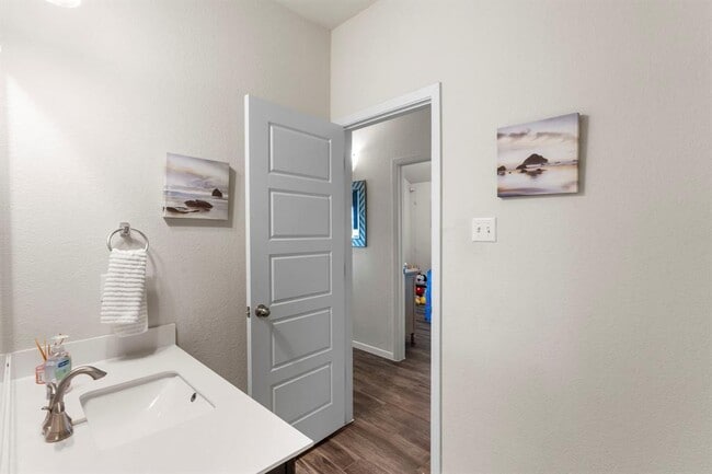 Building Photo - 205 Four Star Dr