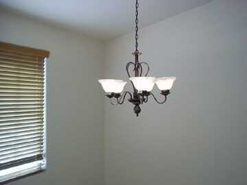 Building Photo - Available Early Dec! 4 BR 2 Bath Home! Cor...