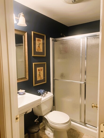 Full Private Bathroom - 10702 Allie Dr