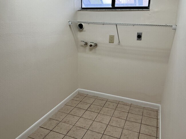 Building Photo - Lakeview Condo Available | Directly Across from Lake Hollingsworth