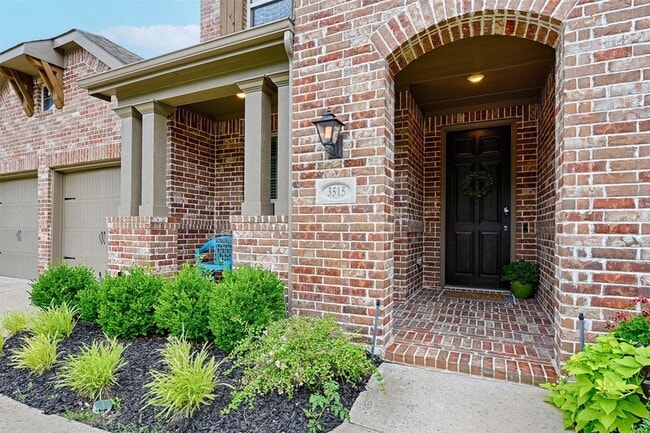 Building Photo - 3515 Washington Dr