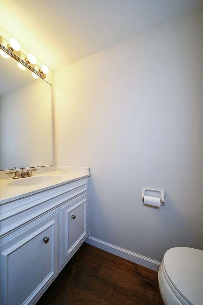 Building Photo - Great 2BA/2.5 BE Brentwood End Unit Townhome!