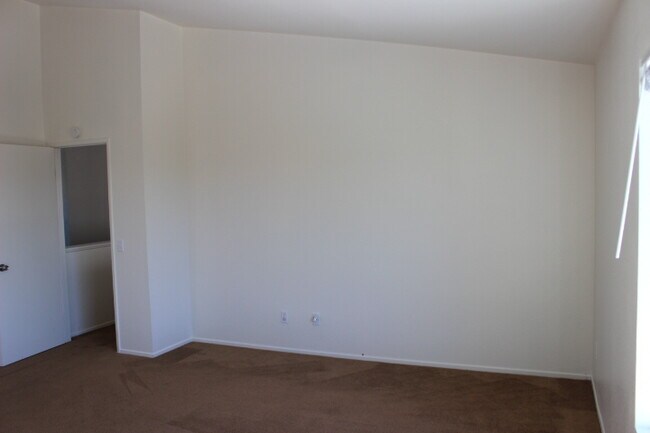 Building Photo - BEAUTIFUL LARGE 5 Bedrooms, 2.75 Bathrooms Home