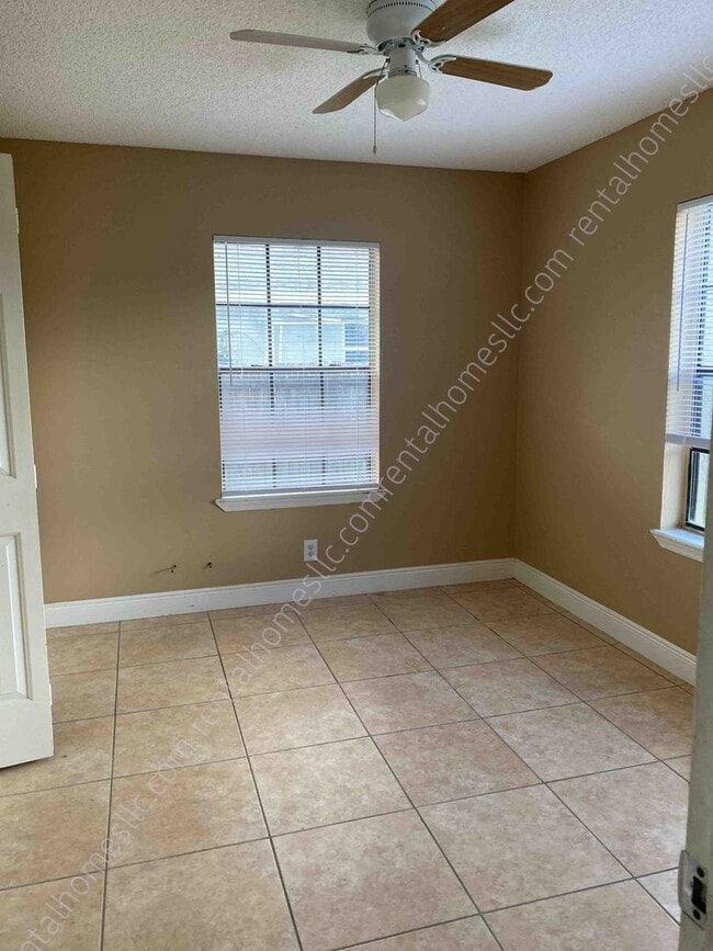 Building Photo - Three Bedroom Home, Walking Distance to Ne...