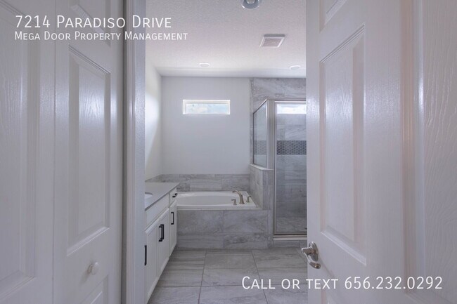 Building Photo - 7214 Paradiso Dr