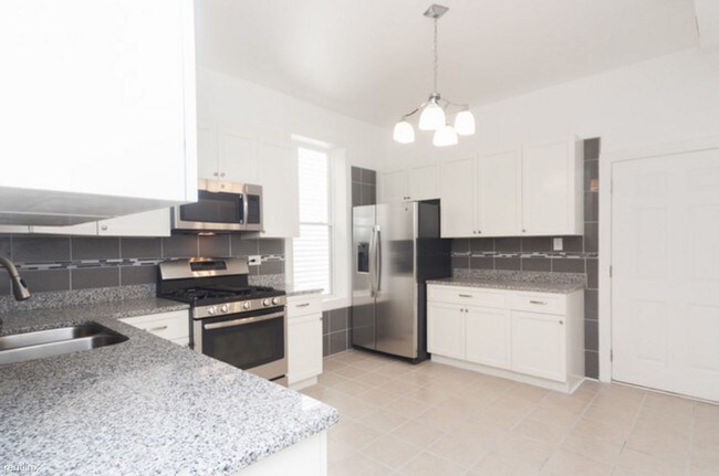 Building Photo - 3229 W Dickens Ave