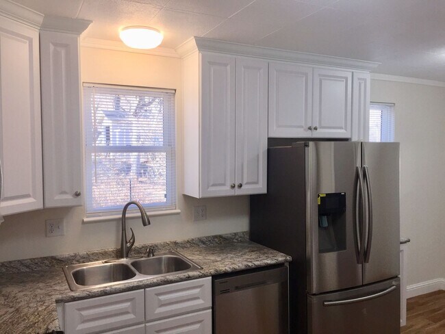Building Photo - REMODELED 2 Bedroom Downtown Home