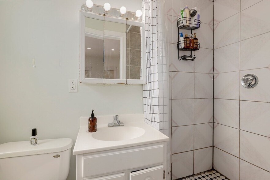 Building Photo - 61 Algonquin Rd