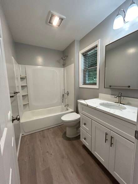 Bathroom, 2nd floor - 64 Wooster St