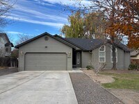 Building Photo - Desirable one Level Home in SW Redmond!