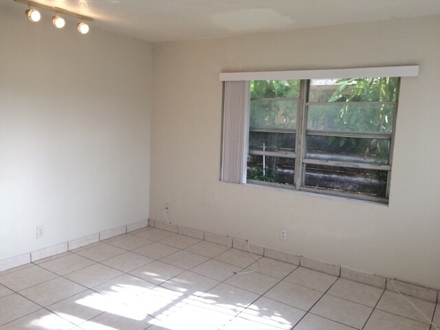 Building Photo - 1537 NW 8th Ave