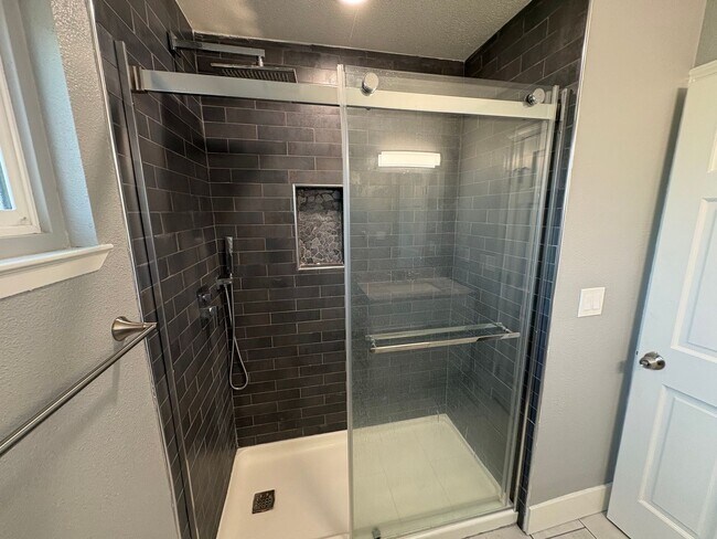 Building Photo - Solar equipped Lemoore home Available Now!