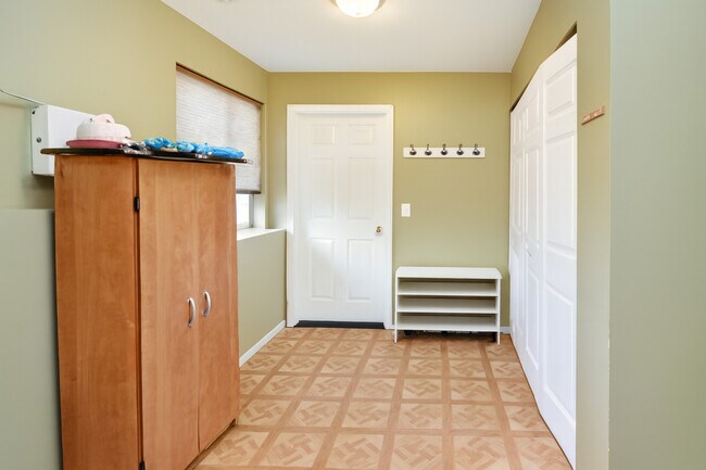 Building Photo - 518 Declaration Ln