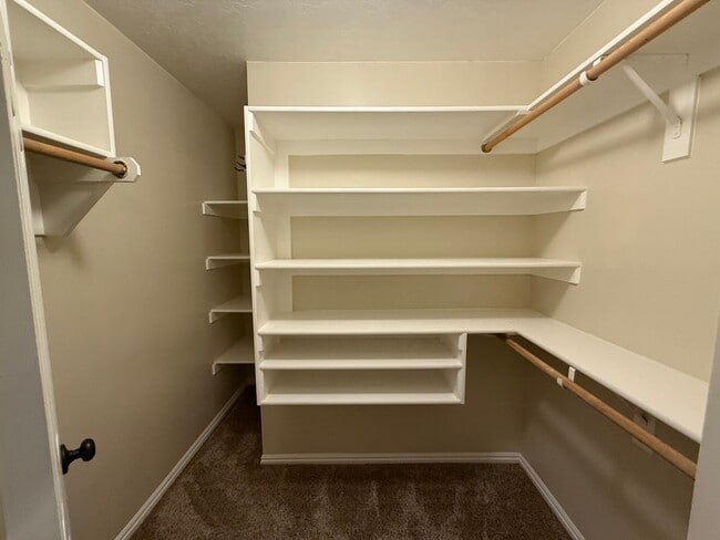 Building Photo - Spacious 5-Bedroom Home in Clinton!
