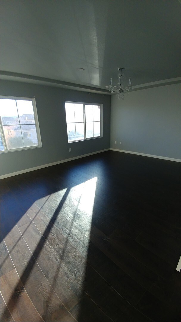 Building Photo - Multi level