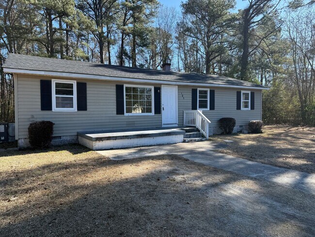 Building Photo - Quaint home located in City Limits