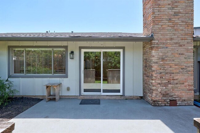 Building Photo - 9445 Singing Quail Dr