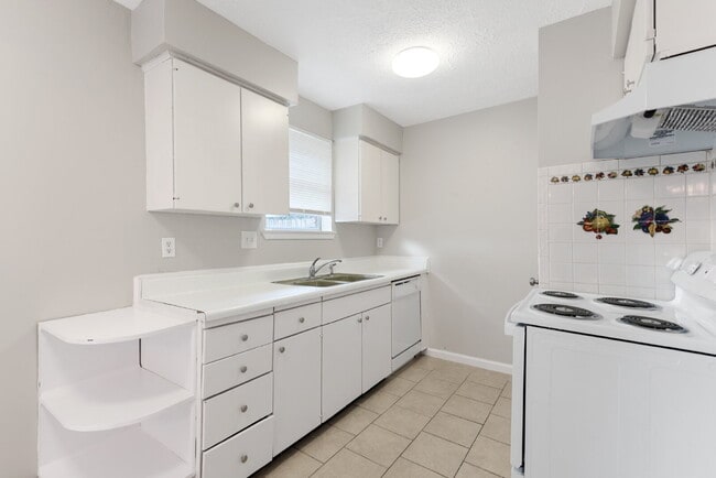 Building Photo - 743 Deercrest St