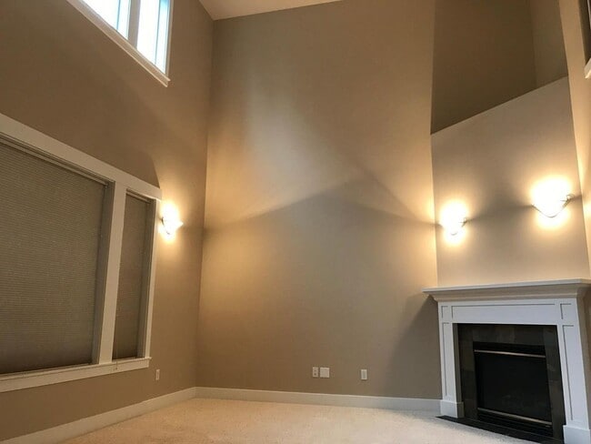 Building Photo - Spacious Home in Desirable Fircrest
