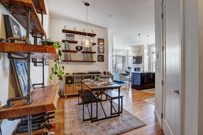 Building Photo - 2 bedroom 2 bath Penthouse apartment in Wa...