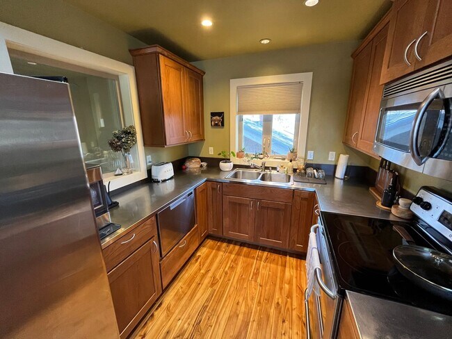 Building Photo - 1635nw2