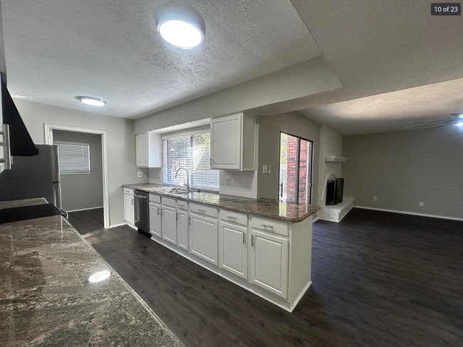 Building Photo - 2801 Meadowview Dr