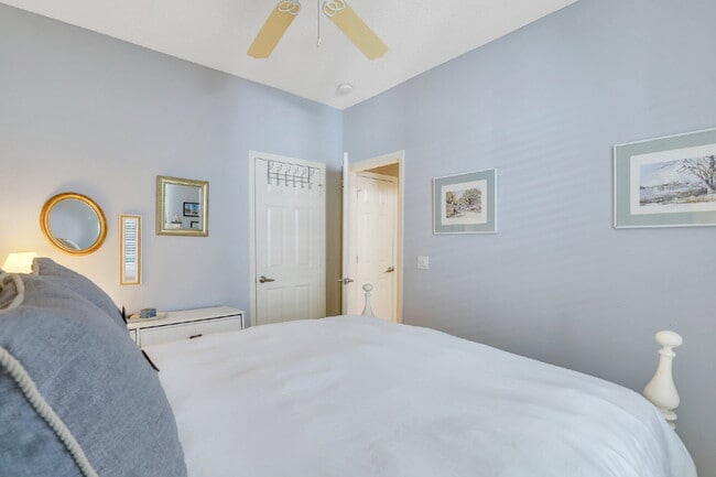 Building Photo - Charming 2-Bedroom, Plus Den Home with 2 F...