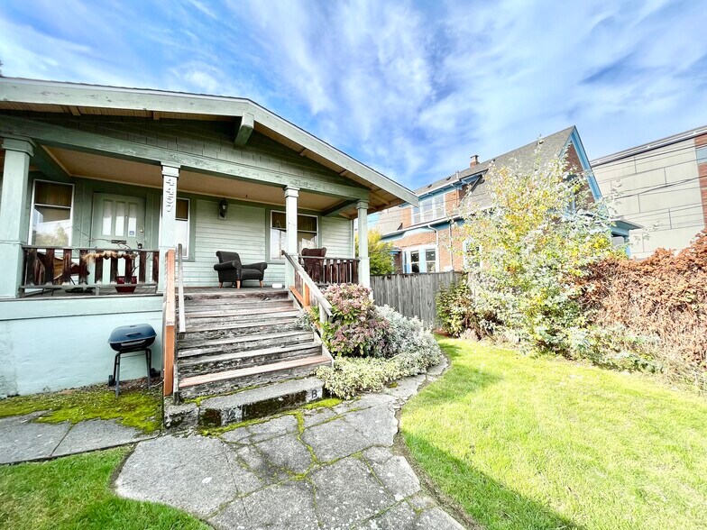 Primary Photo - 4457 Woodland Park Ave N