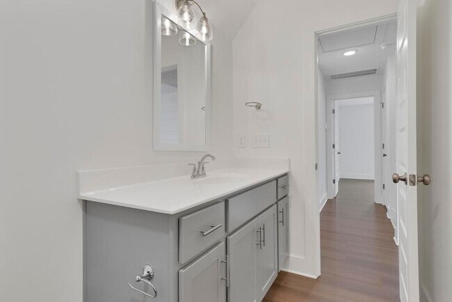 Building Photo - Spacious 3 Bedroom House with Primary Suite on Main Level