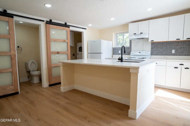 Building Photo - 1211 Mesita Dr