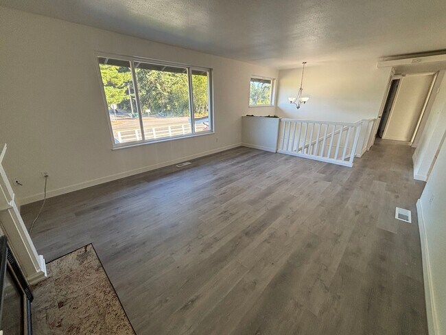 Building Photo - 2248 Madrona Dr SE
