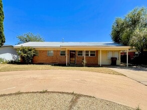 Building Photo - Comfortably Updated 4-Bedroom 2-Bathroom O...