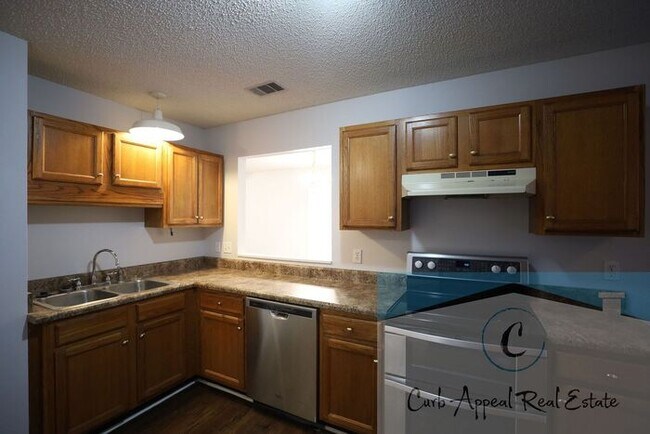 Building Photo - Spacious 3 bed/2 bath home - garage, deck, fenced back yard - includes yard care!!