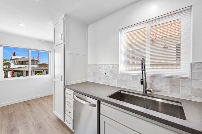 Building Photo - 223 Avenida Victoria