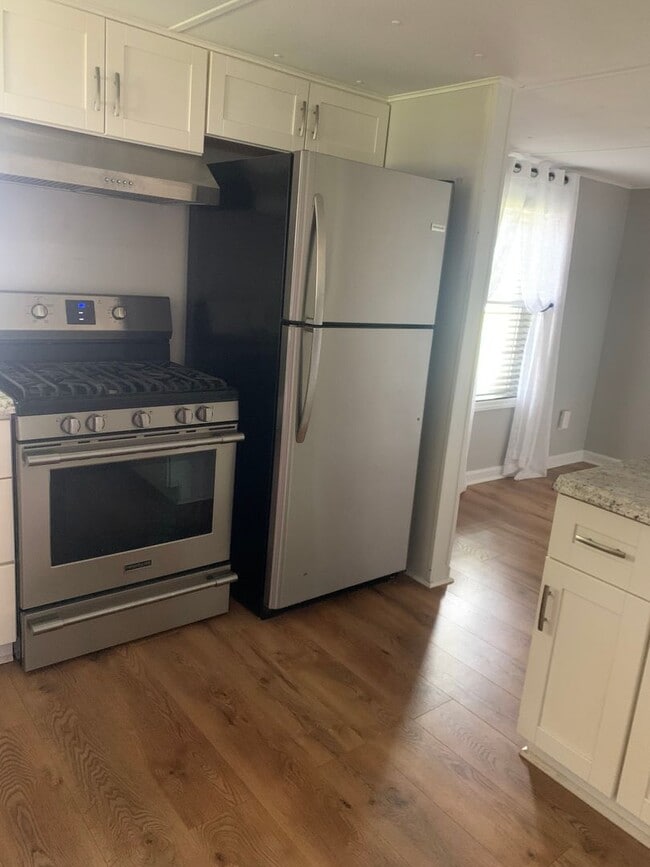 Building Photo - 3 bedroom 2 bath on High Rock Lake