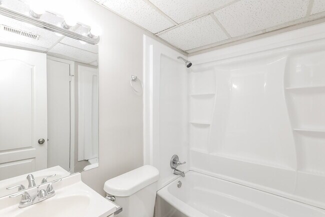 Building Photo - 820 Oakdale Dr