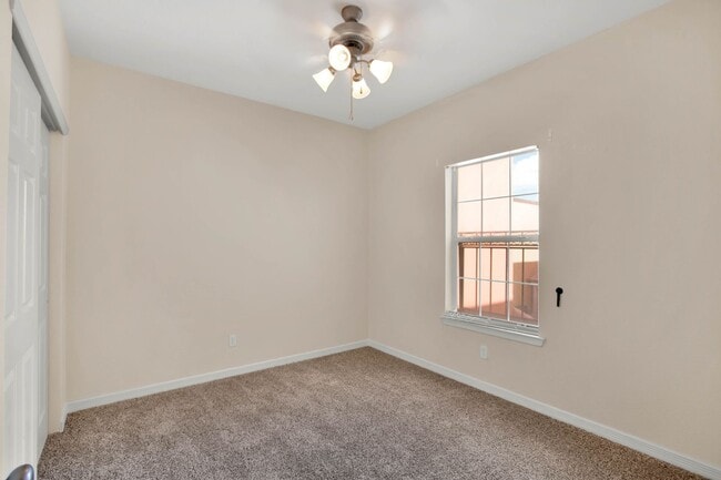 Building Photo - Adorable 3 bedroom 2.5 bath condo in Easts...