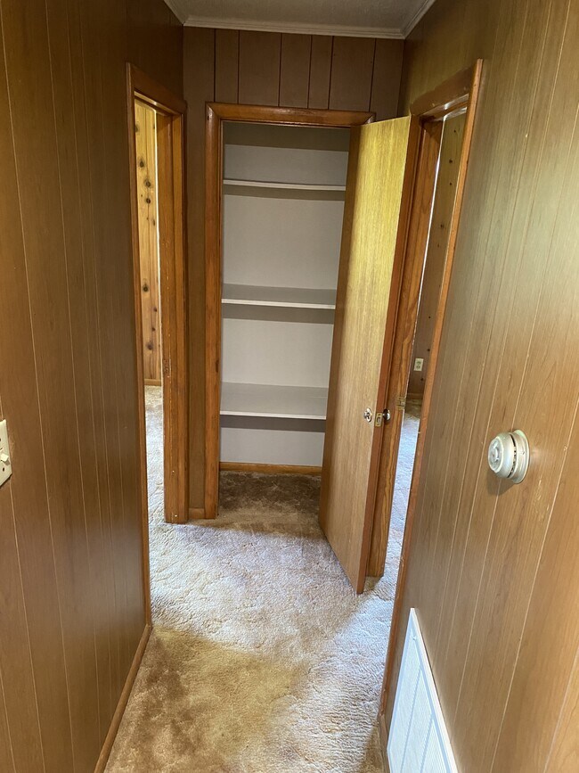 Building Photo - 625 Country Club Rd