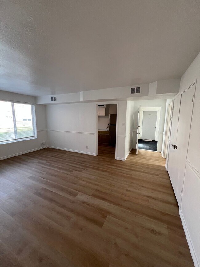 Building Photo - $550 off February Rent !