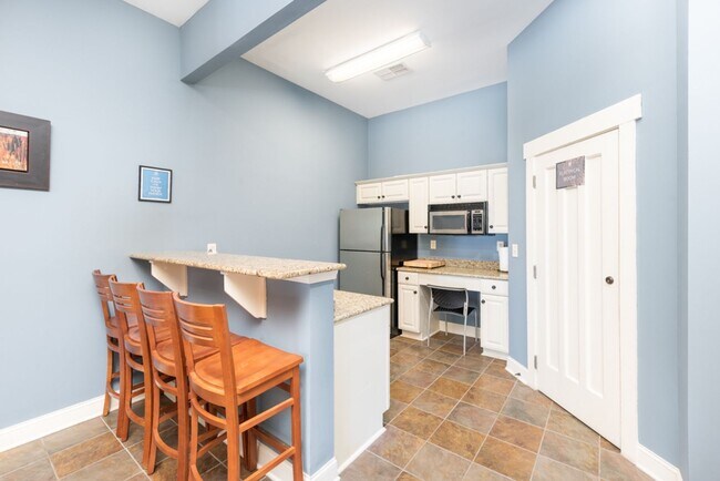 Building Photo - 3 Bedroom Townhouse Style Apartments END U...