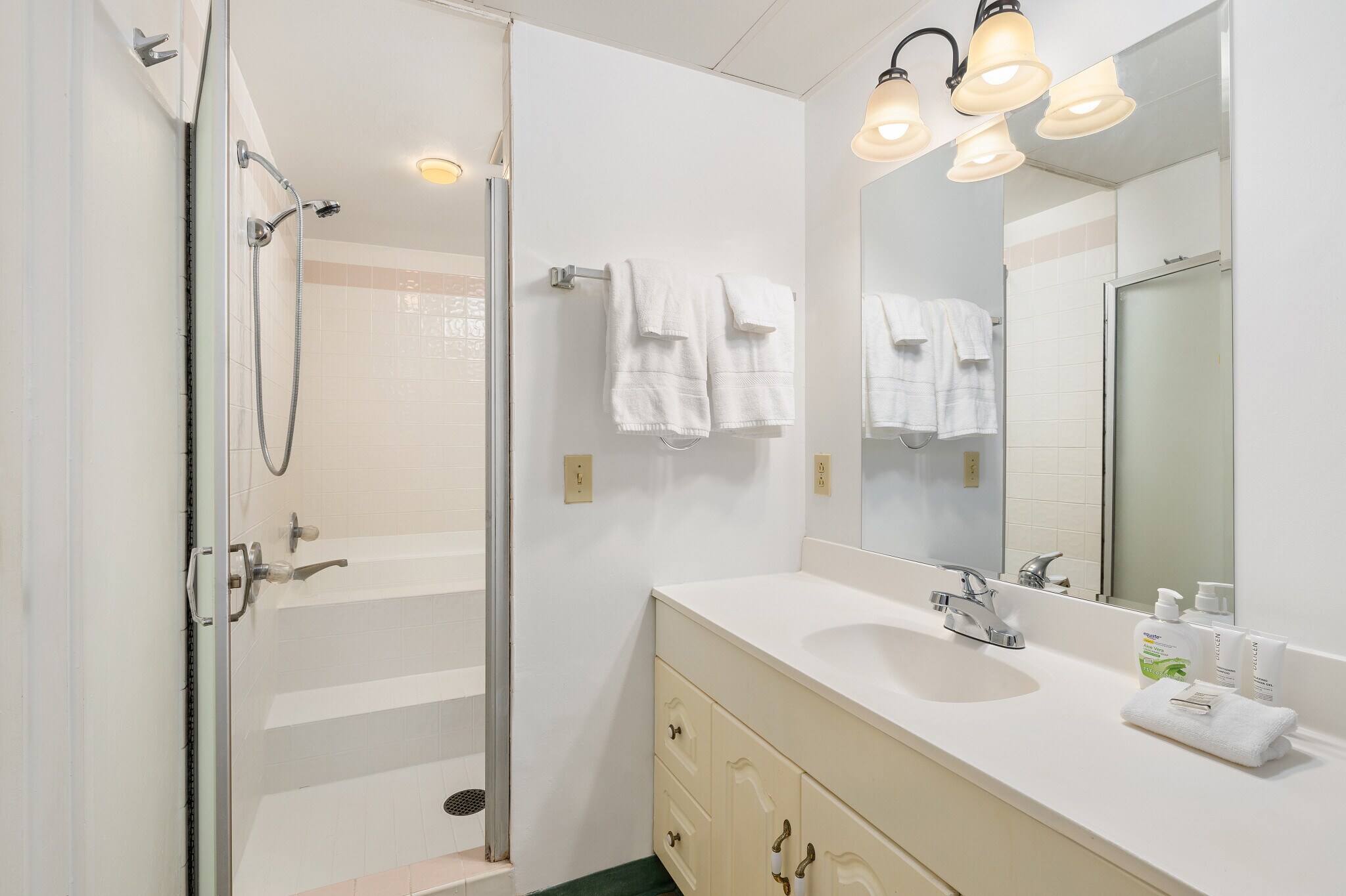 Building Photo - 2440 Kuhio Ave